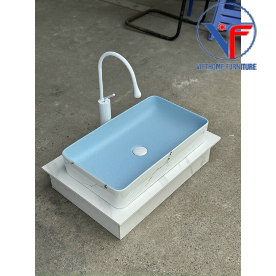 Lavabo đặt bàn màu trắng vân đá lòng chậu màu xanh hình chữ nhật size 60cm